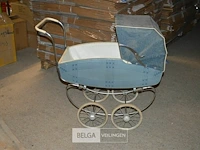 Antieke kinderkoets