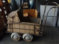 Antieke kinderwagen (wel zeer vuil) - afbeelding 1 van  1