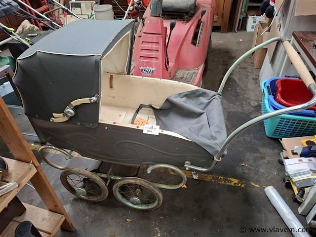 Antieke kinderwagen - afbeelding 1 van  1