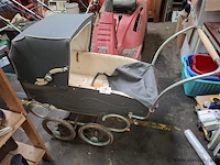 Antieke kinderwagen - afbeelding 1 van  1