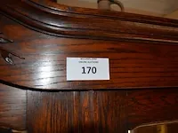 Antieke kleerkast 3 spiegels 1 deur 2 laden, houten stoel met armleuining groen stoffen zit en rug , antieke muurkapstok - afbeelding 2 van  9