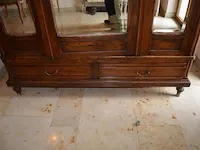 Antieke kleerkast 3 spiegels 1 deur 2 laden, houten stoel met armleuining groen stoffen zit en rug , antieke muurkapstok - afbeelding 6 van  9