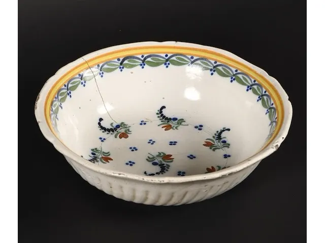 Antieke kom versierd met bloemen - afbeelding 1 van  3
