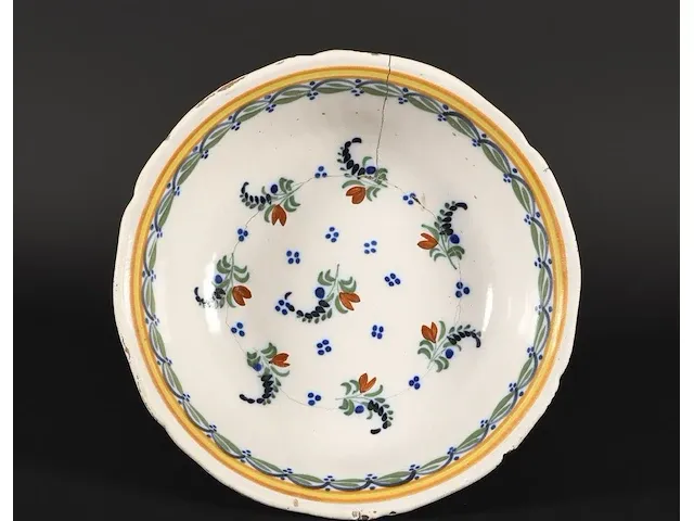 Antieke kom versierd met bloemen - afbeelding 2 van  3