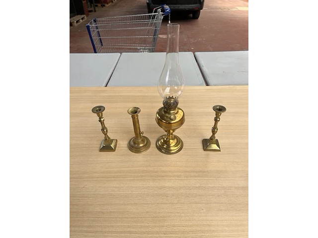Antieke lamp en 3 kandelaars - afbeelding 1 van  5
