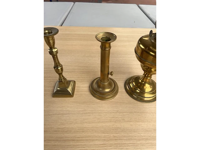 Antieke lamp en 3 kandelaars - afbeelding 3 van  5
