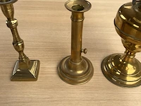 Antieke lamp en 3 kandelaars - afbeelding 3 van  5