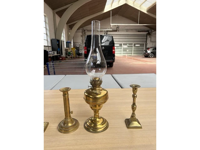 Antieke lamp en 3 kandelaars - afbeelding 4 van  5