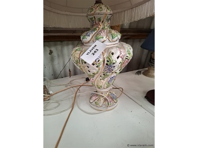 Antieke lampadaire - afbeelding 2 van  2