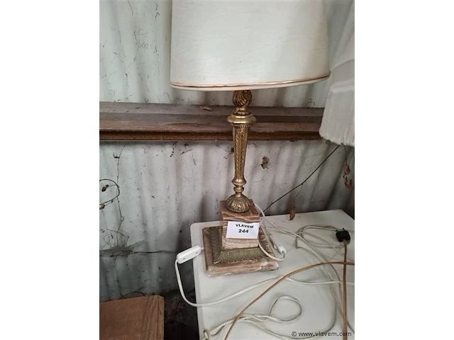 Antieke lampadaire - afbeelding 1 van  2
