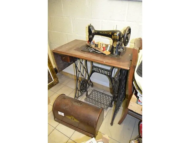 Antieke naaimachine op houten kast, 2 oude houten kisten, 3 schilderijen op doek - afbeelding 2 van  13