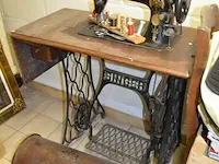 Antieke naaimachine op houten kast, 2 oude houten kisten, 3 schilderijen op doek - afbeelding 2 van  13