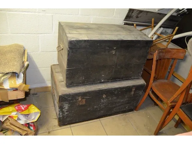 Antieke naaimachine op houten kast, 2 oude houten kisten, 3 schilderijen op doek - afbeelding 3 van  13
