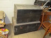 Antieke naaimachine op houten kast, 2 oude houten kisten, 3 schilderijen op doek - afbeelding 3 van  13
