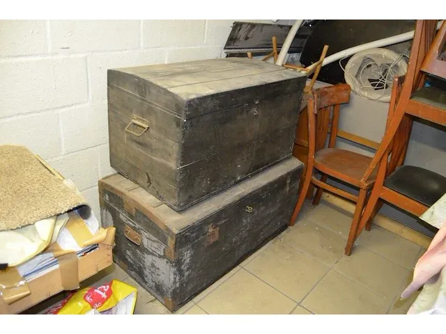 Antieke naaimachine op houten kast, 2 oude houten kisten, 3 schilderijen op doek - afbeelding 4 van  13