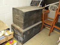 Antieke naaimachine op houten kast, 2 oude houten kisten, 3 schilderijen op doek - afbeelding 4 van  13