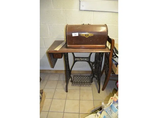 Antieke naaimachine op houten kast, 2 oude houten kisten, 3 schilderijen op doek - afbeelding 1 van  13