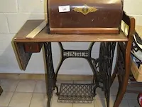 Antieke naaimachine op houten kast, 2 oude houten kisten, 3 schilderijen op doek - afbeelding 1 van  13