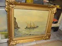 Antieke naaimachine op houten kast, 2 oude houten kisten, 3 schilderijen op doek - afbeelding 6 van  13
