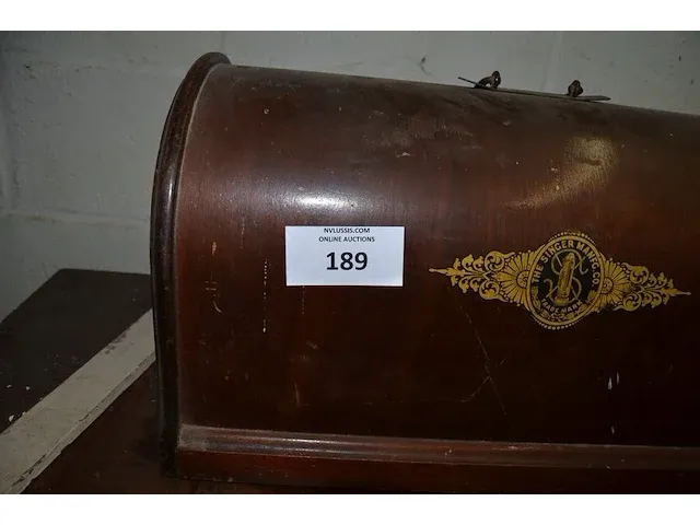 Antieke naaimachine op houten kast, 2 oude houten kisten, 3 schilderijen op doek - afbeelding 10 van  13