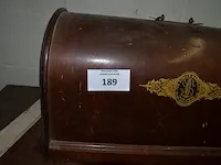 Antieke naaimachine op houten kast, 2 oude houten kisten, 3 schilderijen op doek - afbeelding 10 van  13
