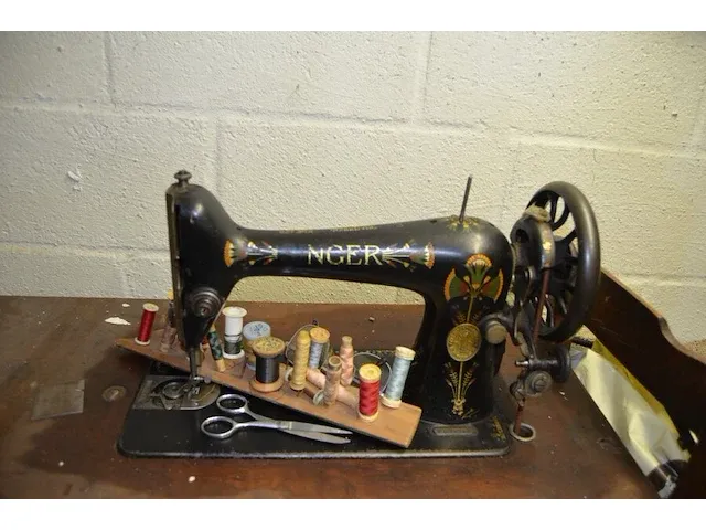 Antieke naaimachine op houten kast, 2 oude houten kisten, 3 schilderijen op doek - afbeelding 11 van  13