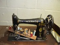 Antieke naaimachine op houten kast, 2 oude houten kisten, 3 schilderijen op doek - afbeelding 11 van  13