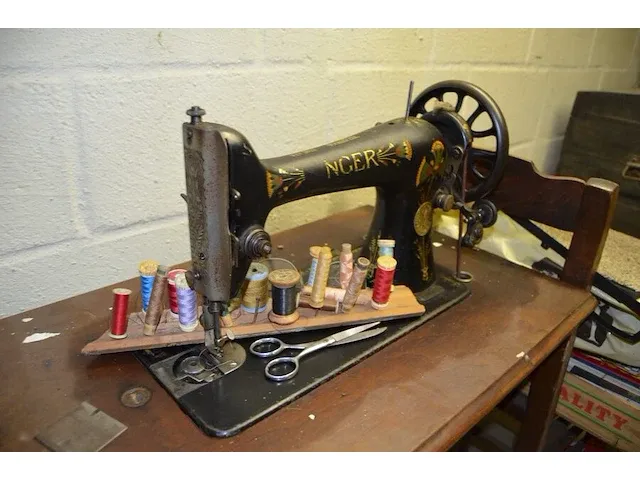 Antieke naaimachine op houten kast, 2 oude houten kisten, 3 schilderijen op doek - afbeelding 12 van  13