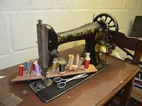 Antieke naaimachine op houten kast, 2 oude houten kisten, 3 schilderijen op doek - afbeelding 12 van  13
