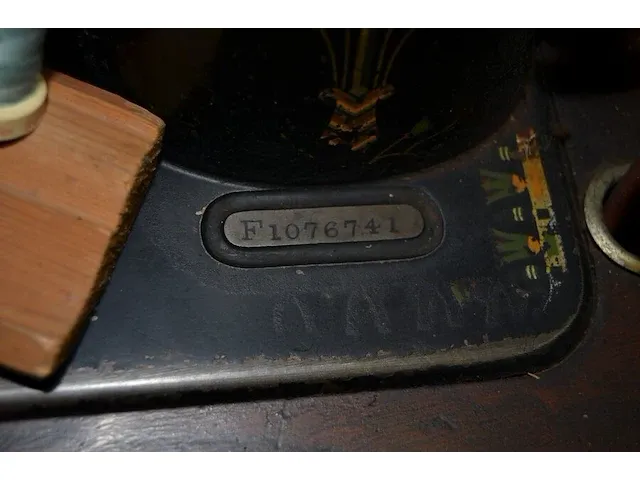 Antieke naaimachine op houten kast, 2 oude houten kisten, 3 schilderijen op doek - afbeelding 13 van  13