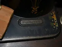 Antieke naaimachine op houten kast, 2 oude houten kisten, 3 schilderijen op doek - afbeelding 13 van  13