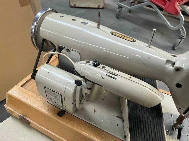 Antieke naaimachine ravat 129 - afbeelding 2 van  13