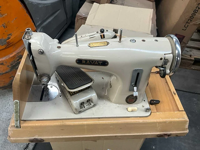 Antieke naaimachine ravat 129 - afbeelding 6 van  13