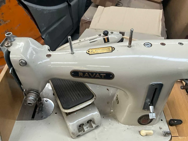Antieke naaimachine ravat 129 - afbeelding 9 van  13