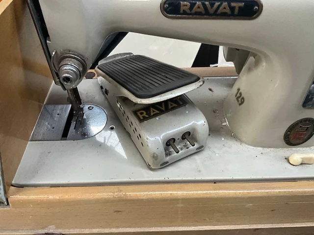 Antieke naaimachine ravat 129 - afbeelding 10 van  13
