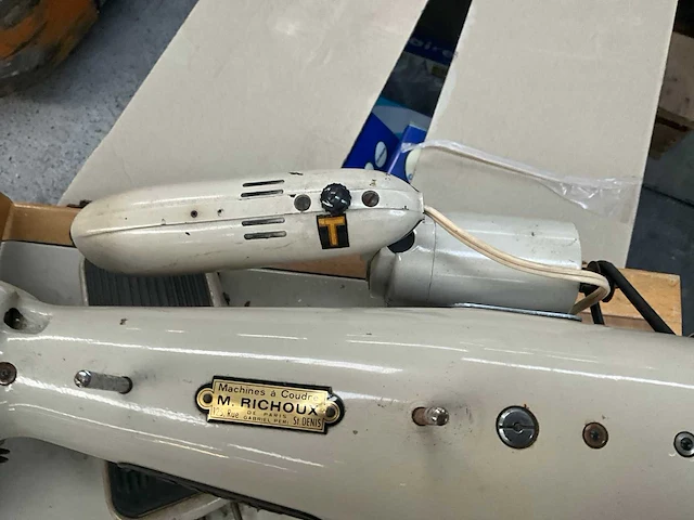 Antieke naaimachine ravat 129 - afbeelding 11 van  13