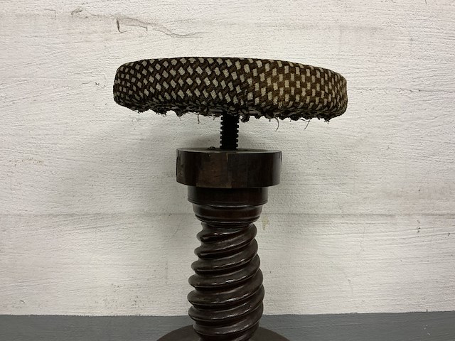 Antieke pianostoel: barlay twist met 3 dierenpoten (verstelbaar) - afbeelding 2 van  3