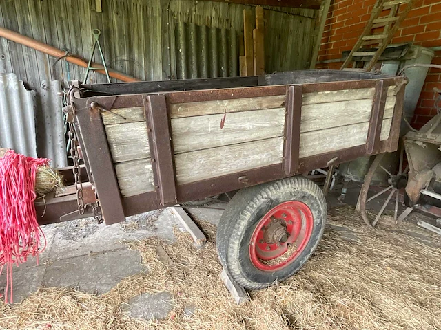 Antieke twee-assige landbouwaanhangwagen - afbeelding 1 van  6