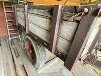 Antieke twee-assige landbouwaanhangwagen - afbeelding 2 van  6