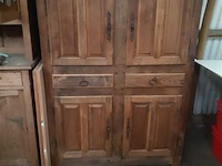 Antieke zware eiken kast