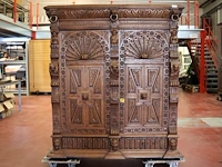 Antieken kast met houtsnijwerk