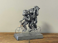 Apen op fiets horen, zien en zwijgen zilver h30cm - afbeelding 1 van  1