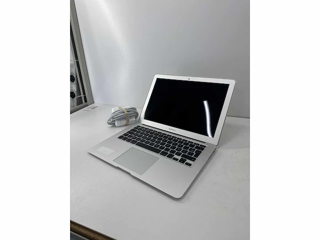 Apple macbook air 13.3” core i5 gen 5 4gb ram 128gb ssd - afbeelding 1 van  8