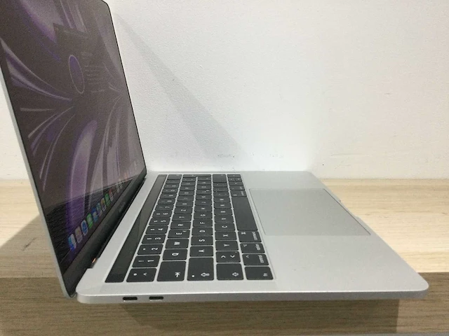 Apple macbook pro retina touch bar - afbeelding 6 van  10