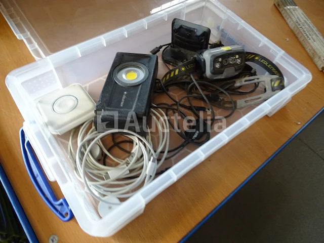 Apple-oplader, ledlenser-koplamp, ledlenser-zaklamp - afbeelding 10 van  10