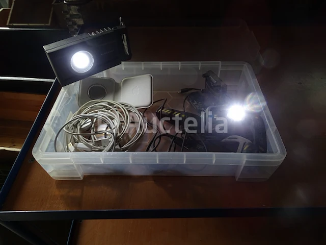 Apple-oplader, ledlenser-koplamp, ledlenser-zaklamp - afbeelding 1 van  10