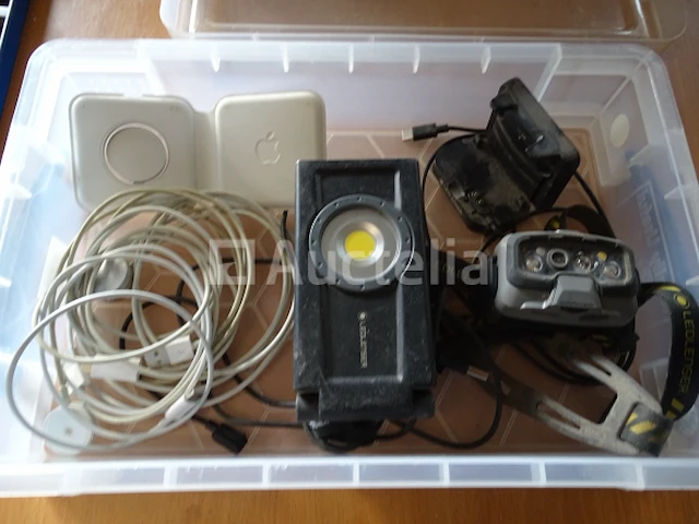Apple-oplader, ledlenser-koplamp, ledlenser-zaklamp - afbeelding 2 van  10