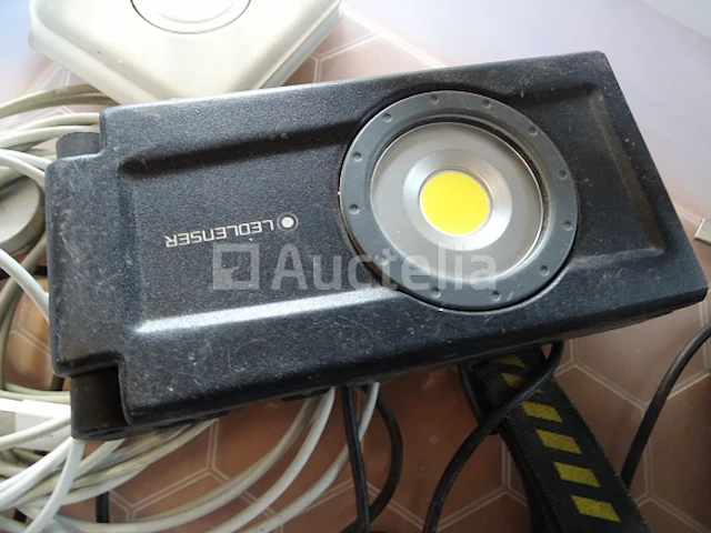 Apple-oplader, ledlenser-koplamp, ledlenser-zaklamp - afbeelding 6 van  10