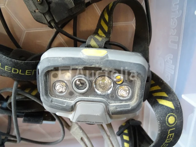 Apple-oplader, ledlenser-koplamp, ledlenser-zaklamp - afbeelding 7 van  10