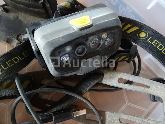 Apple-oplader, ledlenser-koplamp, ledlenser-zaklamp - afbeelding 9 van  10